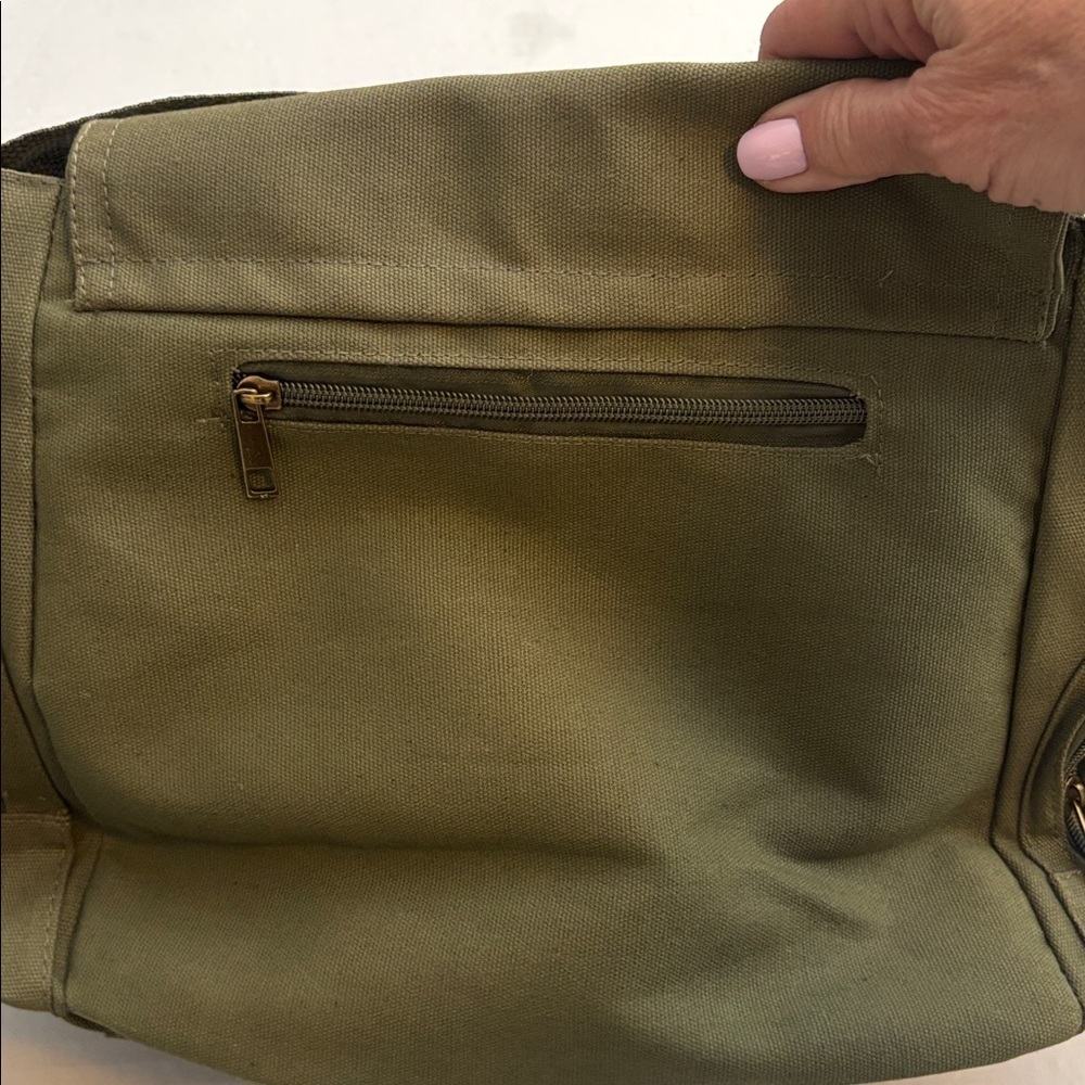 GREEN CANVAS MESSENGER BAG WITH CAT DETAIL ON FRONT FLAP 2 SNAP CLOSURES - Picture 4 of 15